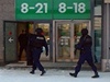 Policisté ped finským obchodním centrem, kde dolo k tragické stelb